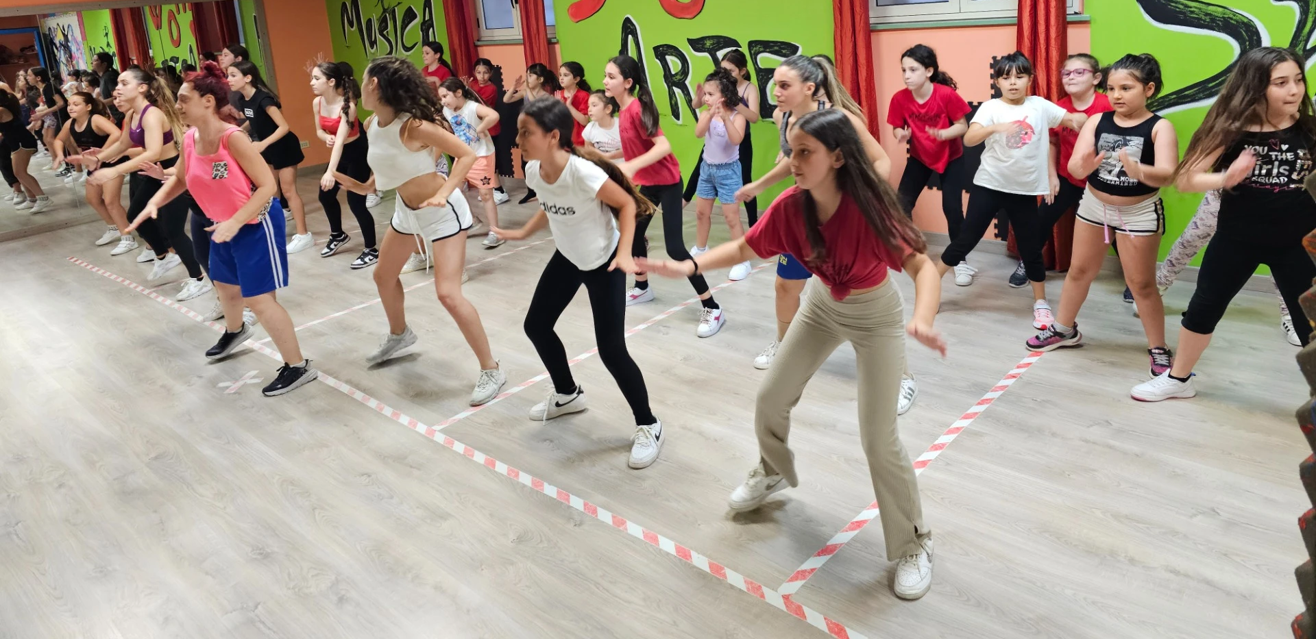 Lezione di hip hop in studio con specchi